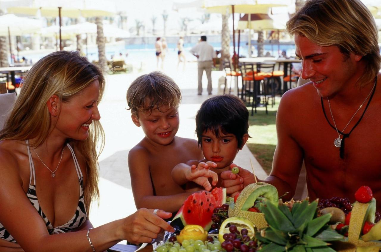 Sharm Dreams Vacation Club - Aqua Park Hotel Kültér fotó Family eating fruit
