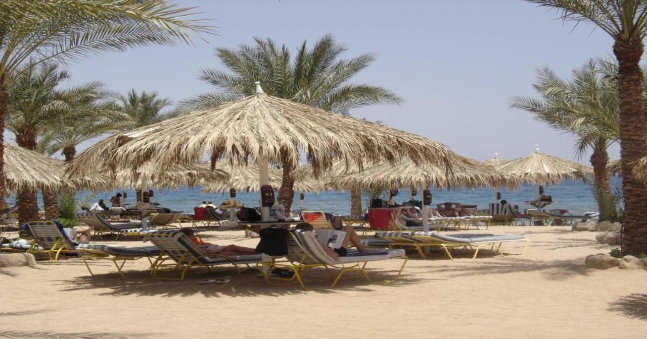 Sharm Dreams Vacation Club - Aqua Park Hotel Kültér fotó Tourists on the beach at Sharm El Sheikh