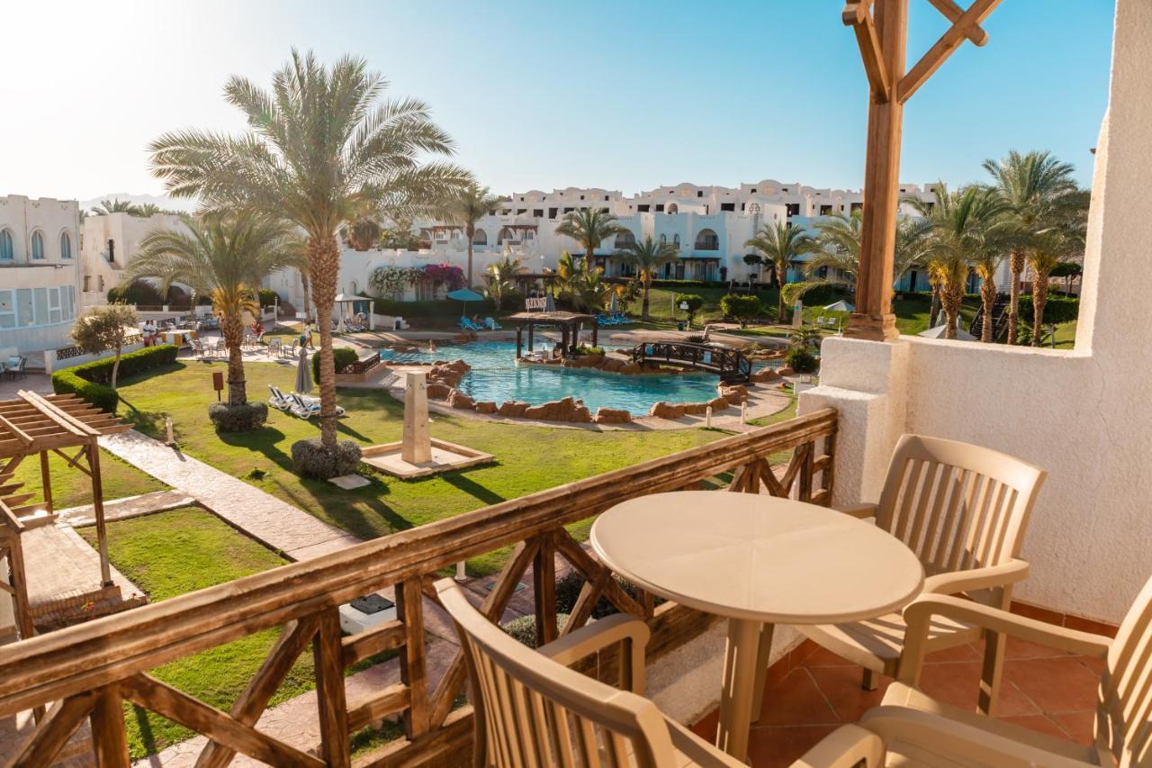 Sharm Dreams Vacation Club - Aqua Park Hotel Kültér fotó View of the pool at the Hilton Sharm El Sheikh